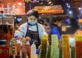 LFW街拍丨拒绝沉闷 伦敦街拍就是要抢眼