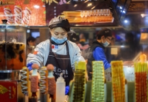 LFW街拍丨拒绝沉闷 伦敦街拍就是要抢眼